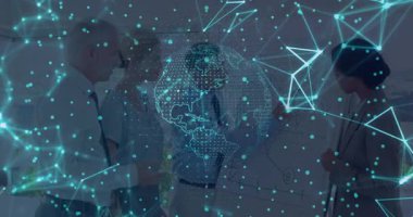 Sunucu, dünya şebekesini fırlatan ve iş takımının etrafında dönüp duran bir tartışma tablosuna işaret ediyor. İşbirliği, takım çalışması, yenilik, dijital, teknoloji, veri, ağ