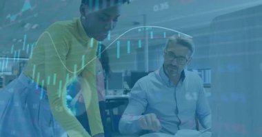 Oturan adamın arkasında yürüyen genç bir kadın finans raporlarını dağıtıyor ve kılavuz çizelgeyi gözden geçiriyor. İşbirliği, takım çalışması, profesyonel, modern, işyeri, analiz, iletişim