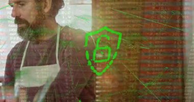 Adam yemek pişirmeyi durdurup tableti alıyor, anne de güvenlik kodlarını takip ediyor. Teknoloji, işbirliği, ev halkı, dijital, yenilik, iletişim, modern