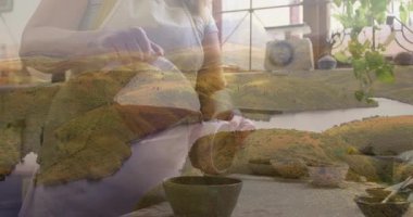 Ev aşçısı ahşap kepçeyi aldı ve aşçılık hazırlıkları için hazırlanırken kaseye yeşil toz döktü. Mutfak, aşçılık, çevre, doğal, taze, süreç, yerli