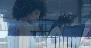 Dizüstü bilgisayara güç veren ve verileri daktilo eden üç iş arkadaşı çizelgeleri canlandırıyor, iş ölçümlerini güncelliyor. İşbirliği, analitik, proje yönetimi, modernite, teknoloji, takım çalışması, dijital görselleştirme