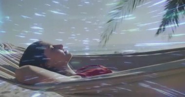 Palmiye yapraklarının altında, hamakta uzanan kadınlar, süpürülen ışık izlerini silip süpürüyorlar ve sağlık grafikleri yaratıyorlar. Rahatlama, sükunet, doğa, dinginlik, meditasyon, rahatlık, kıyı