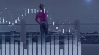 Tırabzanlara ayak basan, avluyu ısıtan ve mali durumları yükselen bir kadın. Spor, sağlık, güç, denge, açık hava, motivasyon, egzersiz