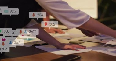 Evrakları düzenlemek, sosyal uyarılara neden olmak, pazarlama ekibinin grafikleri ayarlaması, telefonun nişan göstermesi. İşbirliği, takım çalışması, veri analizi, dijital iletişim, profesyonel çevre, canlı, modern