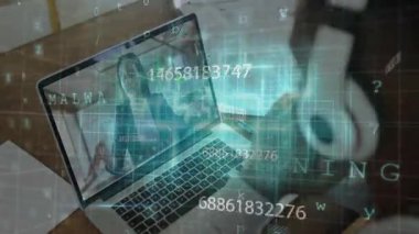 Meslektaşlar çağrıya katılıyor, kayıt kodları ve kötü amaçlı yazılım etiketleriyle siber güvenlik demosu kullanıyor. Teknoloji, siber güvenlik, veri, dijital, iletişim, profesyonel, modern