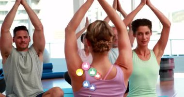 Fitness stüdyosundaki eğitmen kollarını kaldırıyor, grup başparmak kaldırma simgeleri havada süzülürken esniyor. Sağlık, farkındalık, rahatlama, sakinlik, uyum, çeşitlilik, dijital etkileşim