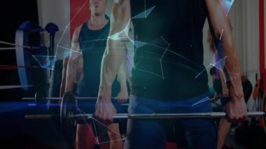 Antrenman sırasında spor salonu katılımcılarının hareket halindeki dambılları kaldırması ve animasyon dünyasının verilerini göstermesi. Kuvvet, takım çalışması, güçlendirme, yenilik, fitness, yoğunluk, motivasyon