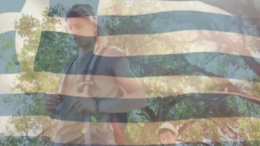 Erkek yürüyüşçü sırt çantası kayışlarını ayarlıyor ve grup takipçisiyle doğa yolculuğu yolunda elma yakalıyor. Macera, keşif, vahşi doğa, yoldaşlık, açık hava, canlılık, manzara