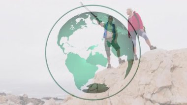 Ufuk çizgisini işaret eden çift seyahat planlamak için dönen dünyayı etkinleştiriyor. Macera, keşif, navigasyon, manzara, takım çalışması, keşif, açık hava