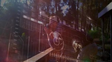 Fotoğrafçı güvertedeki tırabzanlara yaslanıyor kamerayı ayarlıyor ve orman veri analizi için HUD 'yi etkinleştiriyor. Doğa, teknoloji, macera, yenilik, keşif, açık hava, fütürist