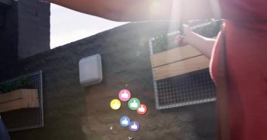 Erkek ve kadın selamlaşıyorlar, sosyal medya başparmak kaldırma simgeleri kıvılcımları saçıyorlar. Romantizm, bağlantı, açık hava, ortam, atmosfer, kutlama, sevgi