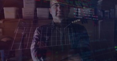 Veri analisti kareye giriyor ve holografik çizelgeleri finansman saatleriyle, dönen halkalarla başlatıyor. Teknoloji, analitik, fütürizm, arayüz, gösterge paneli, yatırım, dijital