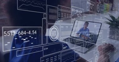 Dizüstü bilgisayarını açan kadın, bilgisayarın veri tabloları silinirken uzaktan kumandalı teknik konsültasyona başlıyor. Teknoloji, dijital, yenilik, işbirliği, fütürizm, analitik, çalışma alanı