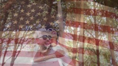 Bir çift parka vardığında, Amerikan bayrağı pazarlamayı yükseltirken bir adam sırtında gezintiye çıkıyor. Neşeli, açık havada, rahat, canlı, özgürlük, dostluk, kutlama