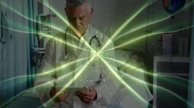 Kıdemli doktor hastanedeki mobil cihazları dinleyerek yeşil hatların yoğunlaştığı tıbbi verileri okuyor. Tıbbi, sağlık, teknoloji, yenilik, tanı, teletıp, fütürist