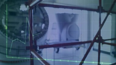 Karabinaya tutunan ve iskele deliğine kanca takan inşaat işçilerine işaret veriyor. Sanayi, güvenlik, mühendislik, inşaat, takım çalışması, hassasiyet, modern