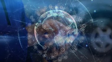 Olgun erkek akıllı telefon ekranını dinliyor, titreşimli ağ simgeleriyle dönen teknoloji kürelerine neden oluyor. Teknoloji, bağlantı, yenilik, küresel, odak, veri, dijital