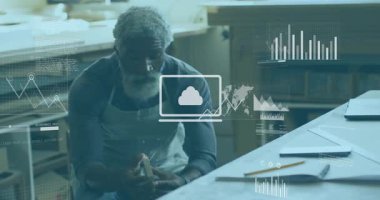 Marangoz akıllı telefon ekranını dinliyor ve izleme ölçümleri için bulut ve grafik örtülerine neden oluyor. Teknoloji, analitik, veri görselleştirme, yenilik, işçilik, dijital dönüşüm, odaklanma