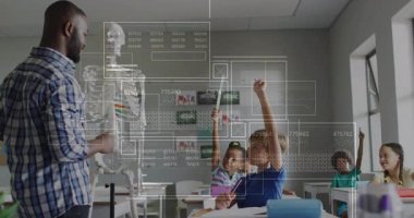 İskeletle konuşan eğitmen anatomi dersi için öğrencilerin üzerinde sayısal örtüler oluşturuyor. Eğitim, e-öğrenim, dijital, teknoloji, sınıf, bilim, yenilik
