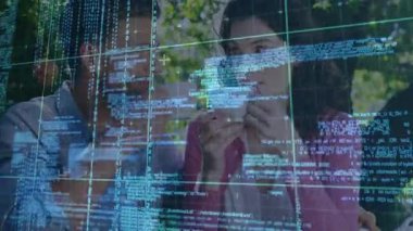 Teknolojik kod şebekesi, kahve fincanlarını yudumlayan ve göz göze gelen bahçe masası çifti olduğunu gösteriyor. Romantik, rahatlatıcı, doğal, dingin, modern, bağlantı, uyum