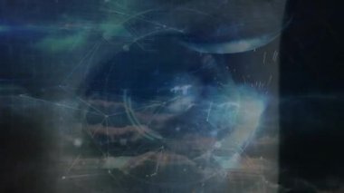 Sağ göz taraması yapıyor, göz üzerinde holografik ağ yansıtıyor ve biyometrik verileri analiz ediyor. Fütürist, biyometrik, teknoloji, arayüz, dijital, nöral, siber