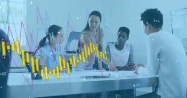 İş dünyasının sunucusu yükselen ve grafikleri gösteren hareketli grafiklerle takıma işaret ediyor. İşbirliği, takım çalışması, şirket, analitik, veri, profesyonellik, yenilik