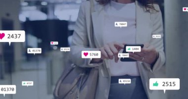 İş kadını akıllı telefonları dinliyor yüzen simgelerin nişan telefonlarını takip etmesine neden oluyor. Teknoloji, bağlantı, iletişim, profesyonel, modern, dijital, sosyal