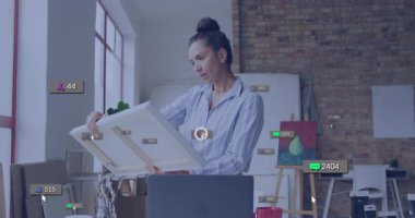 Olgun sanatçı tuvali pencereye kaldırırken sosyal medya izleyicilerinin sayımlarını ve beğenilerini izliyor. Yaratıcı, çağdaş, canlı, ilham verici, görselleştirici, dijital, iç mekan