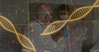 Üst düzey hasta kollarını sıvayıp, DNA sarmalı aşı yapan klinisyen hastayı başlatıyor. Tıbbi, sağlık, aşı, klinik, araştırma, moleküler, tanı