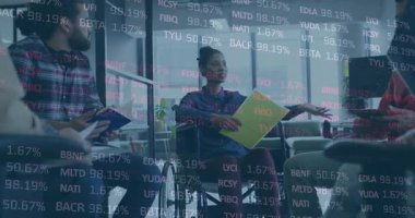 Dördüncü meslektaş, dizüstü bilgisayarını tekerlekli sandalyedeki kullanıcıya paslıyor. Finans analizi yapıyor. İşbirliği, çeşitlilik, erişilebilirlik, teknoloji, takım çalışması, yenilik, mali