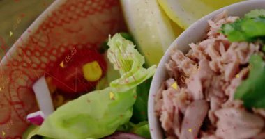 Yakın plan çekimle başlıyoruz, kamera sağa doğru kayıyor ve salata karışımını ve dijital örtüyü ortaya çıkarmak için uzaklaşıyor. Yeni üretim, sağlıklı gıda, dijital teknoloji, mutfak, gıda sunumu, beslenme, modern mutfak.