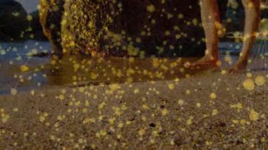 Yalınayak erkek, altın ağ görselleştirme teknolojisi ile kayaya doğru ayağını kaldırıyor. Deniz kıyısı, bağlantı, dijital, macera, keşif, teknoloji, minimalist