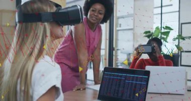 VR kulaklıklı sarışın kadına yol gösteren eğitmen teknik eğitim sırasında sanal veri tablosu seçiyor. Teknoloji, işbirliği, yenilik, eğitim, dalgın, dijital, takım