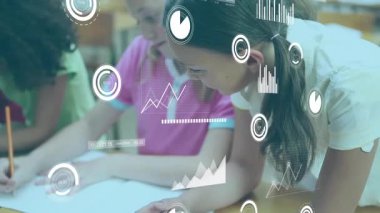 Sınıf arkadaşları sınıfta kalem darbeleri çiziyor, animasyon çizelgelerini etkinleştiriyor. Eğitim, işbirliği, yaratıcılık, veri görselleştirme, grup etkinliği, öğrenme, takım çalışması