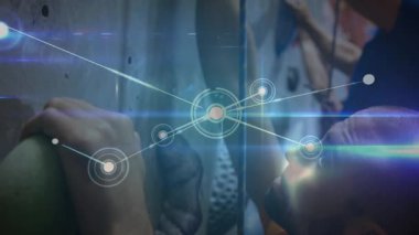 Erkek tırmanıcı tırmanma duvarı, yukarı doğru yükselen fitness teknolojisi kaplamasına ulaşıyor ve çerçeveye yayılıyor. Macera, atletizm, dijital, yenilik, güç, kararlılık, esneklik