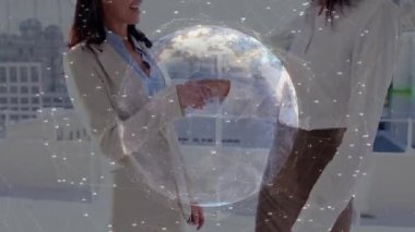 Genç bir kadın 3 boyutlu dünyanın üzerinde akıllı telefon kullanıyor yaşlı bir kadının veri takibi ve teknoloji tartışması için kıvılcım saçıyor. Teknoloji, yenilik, işbirliği, profesyonel, kentsel, geleceksel, iletişim