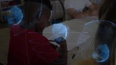 Sınıfta kalem kaldıran kırmızı gömlekli bir çocuk holografik dünyayı yörüngeye oturtuyor ve görev çiziyor. Çocuklar, eğitim, yaratıcılık, yenilik, teknoloji, öğrenme, sınıf