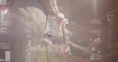 Demir testeresini çubuğa karşı hizalayan ve veri çizelgelerini gösteren metal işçisi kesme işlemini izliyor. Atölye, işçilik, el emeği, kesinlik, sanayi, imalat, teknik