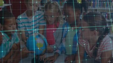 Öğrenciler okul kütüphanesinde öğrenci isimleri soran dijital şebeke ile dünyayı döndürüyorlar. Eğitim, işbirliği, yenilik, keşif, gençlik, öğrenme, teknoloji