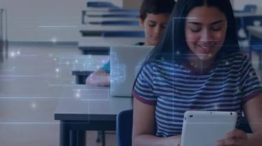 Genç kız tablet tıkırdatıyor ve erkek çocuk laboratuarda dizüstü bilgisayarı daktilo ediyor. Nabız ölçer gibi verileri araştırıyorlar. Teknoloji, eğitim, dijital, öğrenme, yenilik, işbirliği, fütürizm