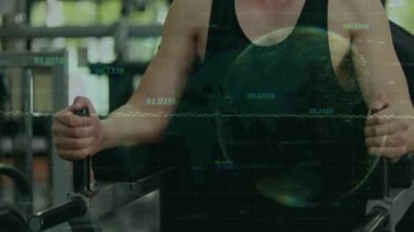 Basın mensuplarını etkileyen adam, spor salonu temsilcisini başlatan, işaret seti sonunu onaylayarak bitiren adam. Fitness, power, training, kas yapısı, motivasyon, dayanıklılık, atletizm