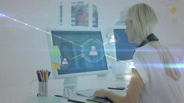 Teknoloji masasında yazı yazan kadın ofis çalışanı, iki monitörde kullanıcı bağlantılarını haritalayan ağ oluşturma. Teknoloji, dijital, bağlantı, çalışma alanı, yenilik, işbirliği, modern