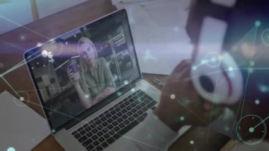 Meslektaşım dizüstü bilgisayara tıklayarak, kahve fincanı artarken veri aktarıyor. İşbirliği, iletişim, teknoloji, bağlantı, profesyonellik, çalışma alanı, dijital