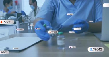 Maskeli hemşire ilaç etiketini doğrularken şişeye uzanıp yüzen dijital simgeleri etkinleştiriyor. Tıbbi, laboratuvar, teknoloji, sağlık, teşhis, yenilik, analiz