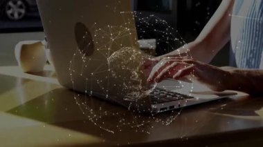 Güneş ışığında dizüstü bilgisayarda yazan bir kadın teknolojiyi senkronize eden dönen ağ küresini çalıştırıyor. Teknoloji, bağlantı, çalışma alanı, dijital, iletişim, yenilik, modern