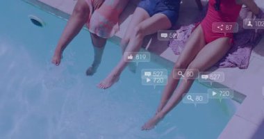 Havuzun kenarındaki bacaklara odaklanan ve üç kadının su sıçratması etrafında hareketli sosyal ölçümler üreten kamera. Arkadaşlar, sosyal medya, boş zaman, açık hava, rahatlama, yaşam tarzı, canlı