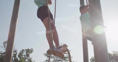 İpleri sıkıca tutan iki çocuk, oyun sahasında düğümlere basıyor, verileri üst üste koyarak zindeliği takip ediyor. Macera, açık hava, aktif, genç, fonksiyonel tasarım, atletik, boş zaman