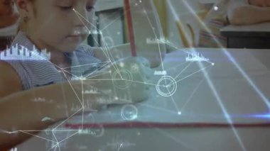 İlköğretim öğrencisi kırmızı kaleme uzanıyor. Veri ağlarını kaydırarak sınıfta yazmaya odaklanıyor. Eğitim, çocukluk, teknoloji, konsantrasyon, öğrenme, yenilik, sınıf