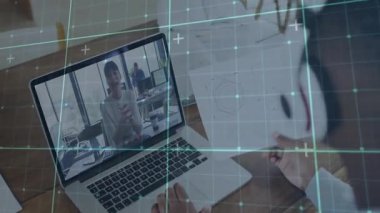 Uzaktan hoparlör tasarım incelemesine kulaklıklı kullanıcı olarak başlıyor. Veri örtüsü altında çizimleri gözden geçiriyorlar. İşbirliği, yenilik, teknoloji, analiz, yaratıcılık, çalışma alanı, iletişim