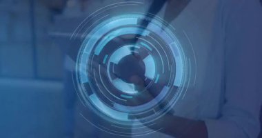 Yüzük üzerinde, tarama verilerini canlandıran holografik halkalarla ortaya çıkan klinik eğik tablet var. Tıbbi, teknoloji, yenilik, arayüz, sağlık, fütüristik, analiz